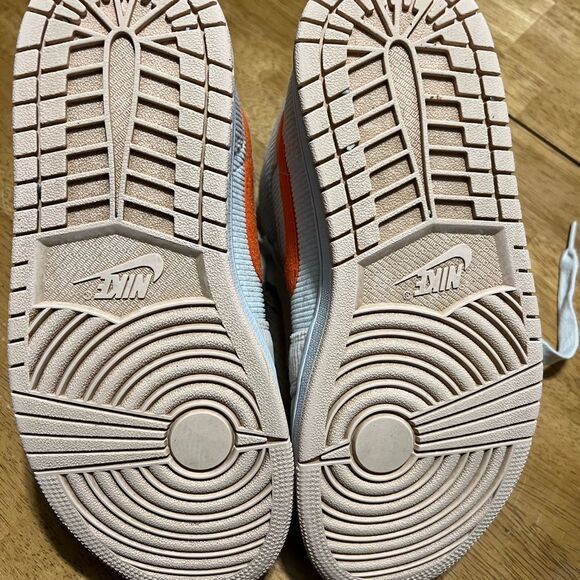 Women's Jordan 1 Mid SE "Corduroy" Sail/Orange-Orange Quartz - Picture 11 of 13